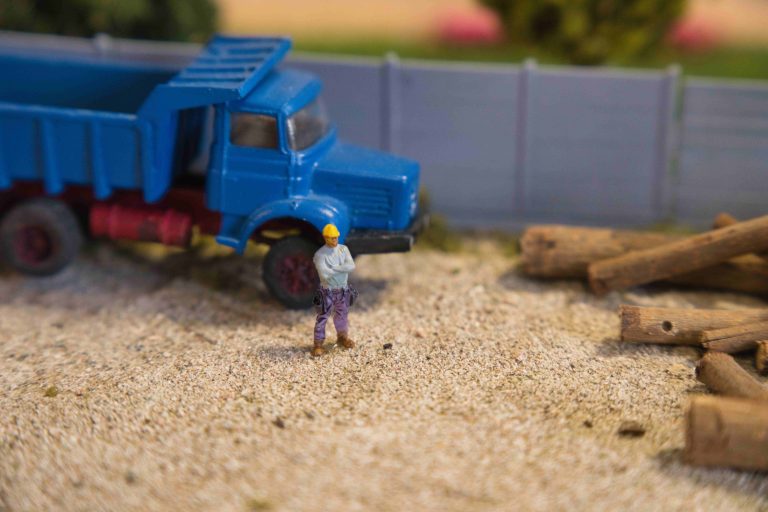 Figurine ouvrier HO bras croisés pour modélisme ferroviaire - Rail Forge Models -