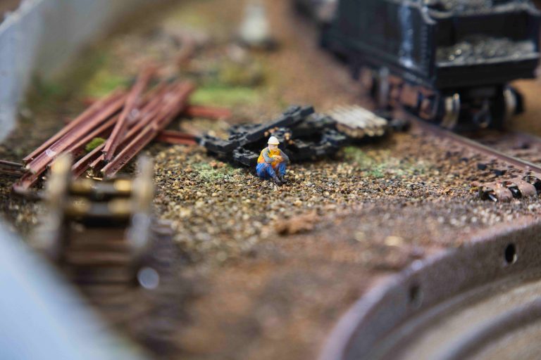Figurine ouvrier au repos à l'échelle HO Rail Forge Models